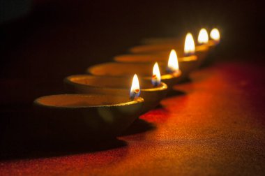 Diwali kutlamaları sırasında Clay diya lambaları yandı. Selamlar Kart Tasarımı Hint Hindu Işık Festivali Diwali