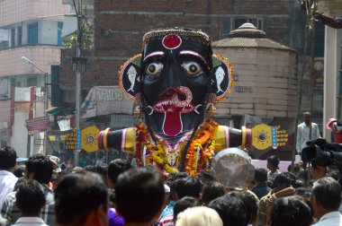 Nagpur, Maharashtra, Hindistan - 6 Eylül 2013: Marbat festivalini kutlayan kimliği belirsiz kalabalık şehri kötü ruhlardan korumak için. Sahnedeki kötü güçlerin heykelleri.