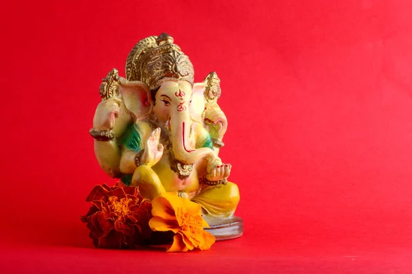 Hindu God Ganesha. Ganesha Idol on red Background. — Stock Photo, Image