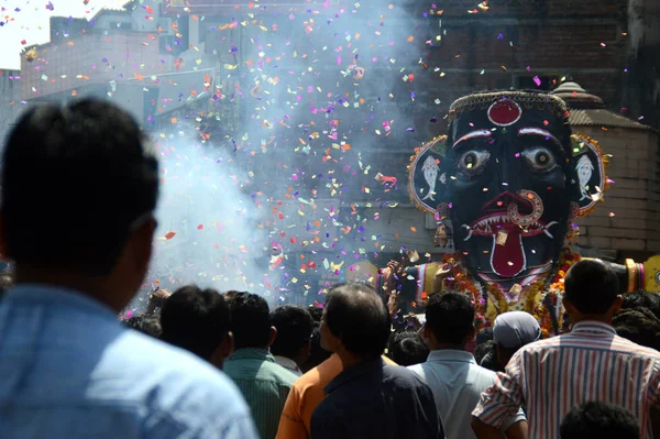 Nagpur, Maharashtra, Hindistan - 6 Eylül 2013: Marbat festivalini kutlayan kimliği belirsiz kalabalık şehri kötü ruhlardan korumak için. Sahnedeki kötü güçlerin heykelleri. — Stok fotoğraf