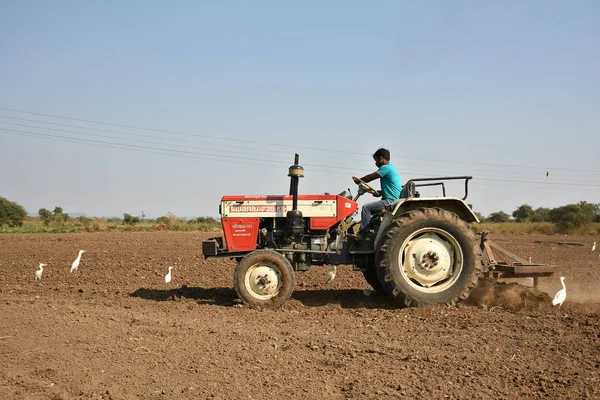 AMRAVATI, MAHARASHTRA, INDIA - 03 FEB 2017: Agricultor no identificado en tractor preparando tierra para siembra con sembradora . —  Fotos de Stock