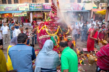 Amravati, Maharashtra, Hindistan, Mart - 1, 2018: Tahta kütüklere ya da hindistan cevizine taparak Holika Dahan 'ı kutlayan kimliği belirsiz insanlar. Holi renk festivali ya da paylaşım festivali olarak da bilinir.