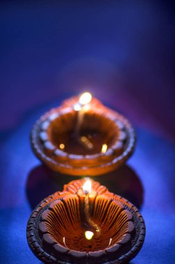Diwali kutlamaları sırasında Clay diya lambaları yandı. Selamlar Kart Tasarımı Hint Hindu Işık Festivali Diwali