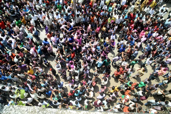 Nagpur, Maharashtra, Ινδία- 6 Σεπτεμβρίου 2013: Το πλήθος των αγνώστων ανθρώπων γιορτάζει το φεστιβάλ Marbat για την προστασία της πόλης από τα κακά πνεύματα. Τα αγάλματα πομπή των δυνάμεων του κακού στο stree — Φωτογραφία Αρχείου