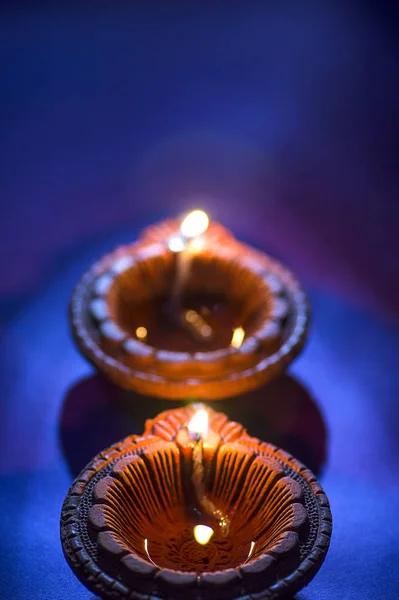 Лампи Clay diya світилися під час свята Diwali. Вітання Картографічного дизайну Індуїстський світловий фестиваль під назвою Diwali — стокове фото