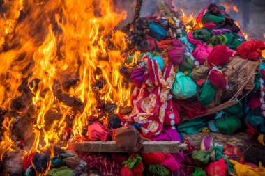 Holika Dahan 'ı odun ya da hindistan cevizi yakarak ve yakarak kutluyoruz. Holi renk festivali ya da paylaşım festivali olarak da bilinir..