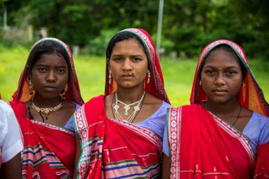 Amravati, Maharashtra, Hindistan - 9 Ağustos - Madhya Pradesh ve Maharashtra 'da bulunan Korku kabilesi geleneksel müzik üzerine dans ederek dünya kabilesi gününü kutluyor,