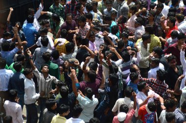 Nagpur, Maharashtra, Hindistan - 6 Eylül 2013: Marbat festivalini kutlayan kimliği belirsiz kalabalık şehri kötü ruhlardan korumak için. Sahnedeki kötü güçlerin heykelleri.
