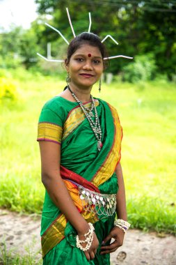 Amravati, Maharashtra, Hindistan - 9 Ağustos: Gondi kabileleri kabile gününü Amravati, Maharashtra, Hindistan 'da halk dansı yaparak kutluyorlar.