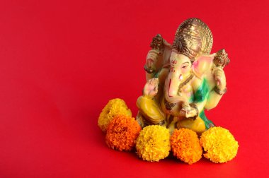 Hindu tanrısı Ganesha. Ganesha Idol kırmızı zemin üzerine.