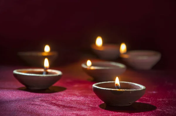 Lâmpadas de diya de barro acesas durante a celebração de Diwali. Saudações Card Design Indian Hindu Light Festival chamado Diwali — Fotografia de Stock