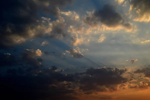Prachtige zonsondergang hemel met wolken. Abstracte lucht. — Stockfoto