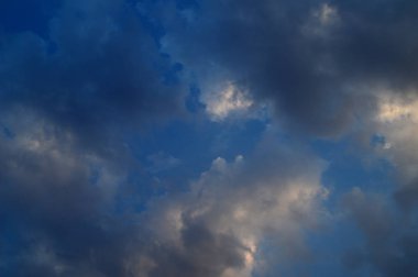 Bulutlu güzel gün batımı gökyüzü. Soyut gökyüzü.