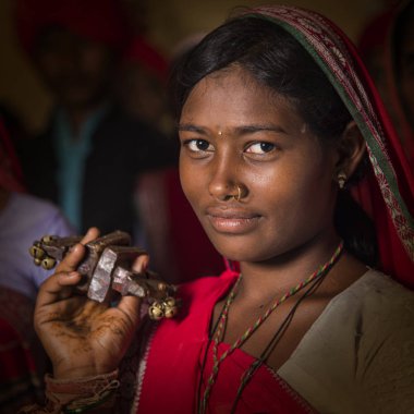 Amravati, Maharashtra, Hindistan - 9 Ağustos - Madhya Pradesh ve Maharashtra 'da bulunan Korku kabilesi geleneksel müzik üzerine dans ederek dünya kabilesi gününü kutluyor,