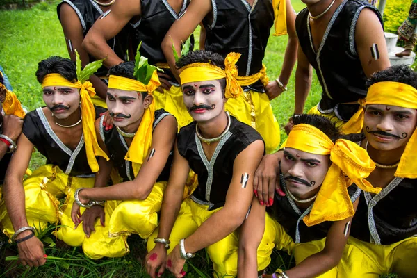 Amravati, Maharashtra, Hindistan - 9 Ağustos: Gondi kabileleri kabile gününü Amravati, Maharashtra, Hindistan 'da halk dansı yaparak kutluyorlar. — Stok fotoğraf