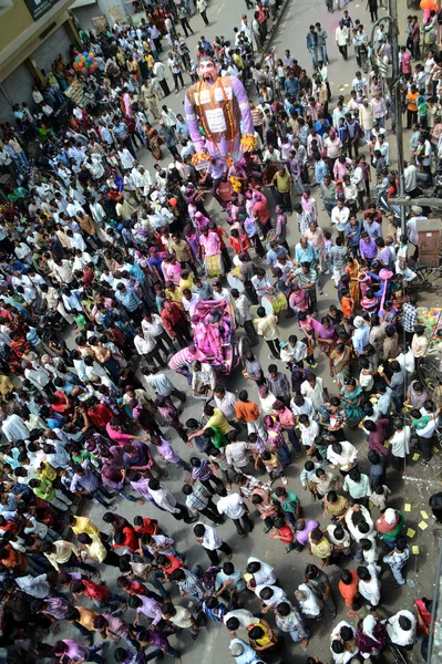 NAGPUR, MAHARASHTRA, ÍNDIA 6 DE SETEMBRO DE 2013: A multidão de pessoas não identificadas comemorando o festival Marbat para proteger a cidade de espíritos malignos. A procissão estátuas de forças do mal sobre a árvore — Fotografia de Stock