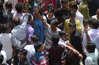 Nagpur, Maharashtra, Hindistan - 6 Eylül 2013: Marbat festivalini kutlayan kimliği belirsiz kalabalık şehri kötü ruhlardan korumak için. Sahnedeki kötü güçlerin heykelleri.