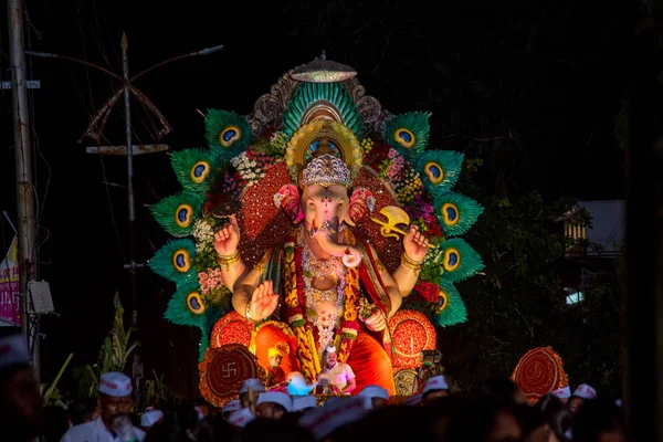 AMRAVATI, MAHARASHTRA, INDIA - 27 SEPTEMBER 2018: Crowd of unidentified people carrying Hindu God Ganesha for immersion to water bodies during Ganesha festival. Annual festival. — Stock Photo, Image