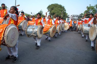 Amravati, Maharashtra, Hindistan - 27 Eylül 2018: Ganesha festivali sırasında Hindu Tanrısı Ganesha 'yı suya daldırmak için taşıyan tanımlanamayan inançlı insanlar. Yıllık festival.