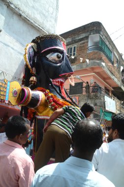Nagpur, Maharashtra, Hindistan - 6 Eylül 2013: Marbat festivalini kutlayan kimliği belirsiz kalabalık şehri kötü ruhlardan korumak için. Sahnedeki kötü güçlerin heykelleri.