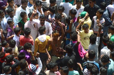 Nagpur, Maharashtra, Hindistan - 6 Eylül 2013: Marbat festivalini kutlayan kimliği belirsiz kalabalık şehri kötü ruhlardan korumak için. Sahnedeki kötü güçlerin heykelleri.