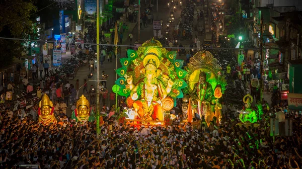 AMRAVATI, MAHARASHTRA, INDIA - 27 DE SEPTIEMBRE DE 2018: Multitud de personas no identificadas llevando al dios hindú Ganesha para su inmersión en cuerpos de agua durante el festival Ganesha. Festival anual . —  Fotos de Stock