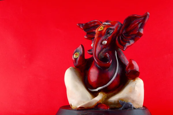 ヒンドゥー教の神ガネーシャ。赤の背景にガネーシャ アイドル. — ストック写真