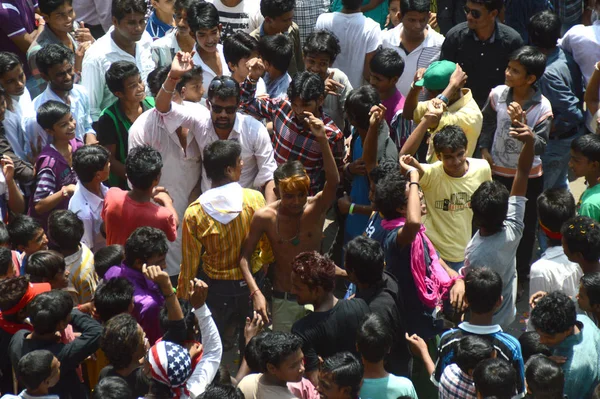 Nagpur, Maharashtra, Hindistan - 6 Eylül 2013: Marbat festivalini kutlayan kimliği belirsiz kalabalık şehri kötü ruhlardan korumak için. Sahnedeki kötü güçlerin heykelleri.