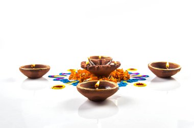 Kil diya lamba diwali festivali sırasında yaktı. Clay Diya, Rangoli'de. Mutlu Diwali Tebrik Kart Tasarımı, Diwali denilen Işıklar Hint Hindu Festivali.