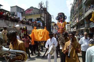 Nagpur, Maharashtra, Hindistan - 6 Eylül 2013: Marbat festivalini kutlayan kimliği belirsiz kalabalık şehri kötü ruhlardan korumak için. Sahnedeki kötü güçlerin heykelleri.