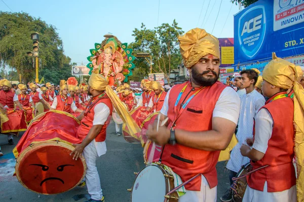 AMRAVATI, MAHARASHTRA, INDIA - 27 DE SEPTIEMBRE DE 2018: Multitud de personas no identificadas llevando al dios hindú Ganesha para su inmersión con tambores y música en cuerpos de agua durante el festival Ganesha. Festival anual . —  Fotos de Stock