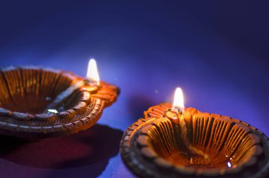 Diwali kutlamaları sırasında Clay diya lambaları yandı. Selamlar Kart Tasarımı Hint Hindu Işık Festivali Diwali