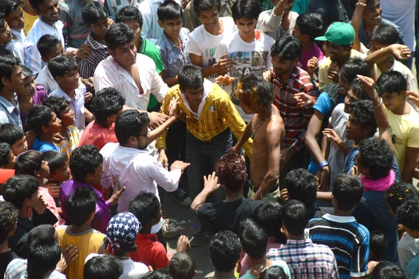インド、マハラシュトラ州ナグプル2013年9月6日:マルバト祭りを祝う正体不明の人々の群衆は、街を悪霊から守るために。木の上の悪軍の像行列 — ストック写真