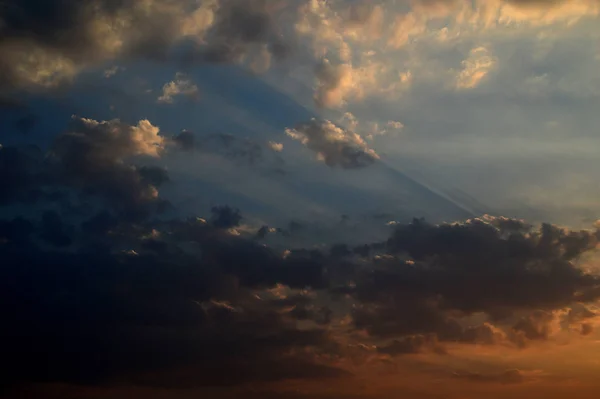 Bel cielo al tramonto con le nuvole. Cielo astratto . — Foto Stock