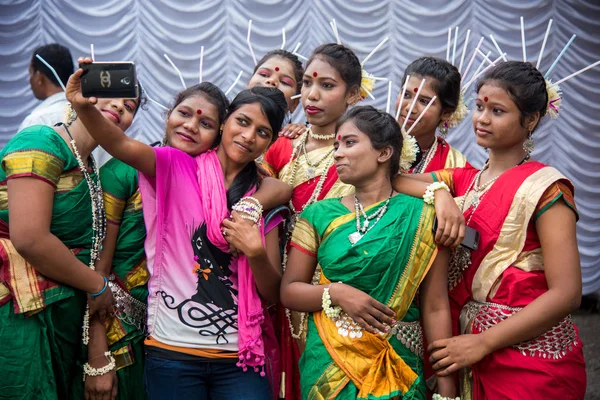 Amravati, Maháráštra, Indie - 9. srpna: Skupina kmenů Gondi slaví světový kmenový den vystoupením lidového tance v Amravati, Maháráštra, Indie — Stock fotografie