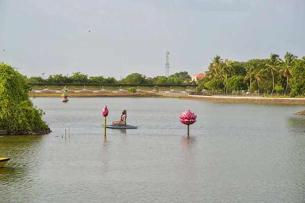 SHEGAON, MAHARASHTRA, INDIA, 10 JULIO 2017: Turista no identificado disfrutando de una maravilla arquitectónica en Anand Sagar Shri Saint Gajanan Maharaj Sansthan. Anand Sagar es lugar de atracción turística de Shegaon — Foto de Stock