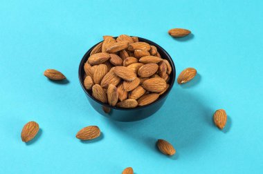 Mavi arkaplanda bademlerin yakın plan görüntüsü