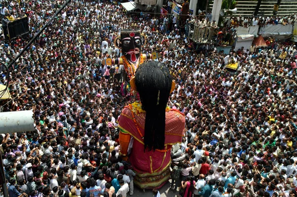 Nagpur, Maharashtra, Indie - 6 września 2013: Tłum niezidentyfikowanych ludzi świętujących Marbat festiwal, aby chronić miasto przed złymi duchami. Posągi procesji sił zła na drzewie — Zdjęcie stockowe