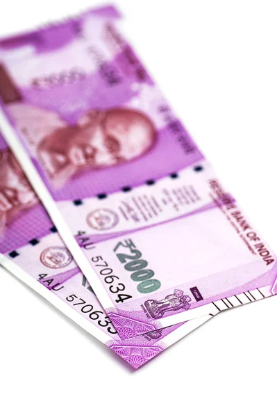 Nowa indyjska waluta 2000 rupii odizolowana na białym tle. Opublikowano 9 listopad 2016. — Zdjęcie stockowe
