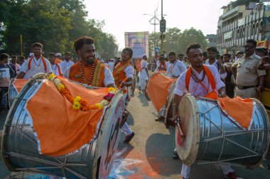 Amravati, Maharashtra, Hindistan - 27 Eylül 2018: Ganesha festivali sırasında bateri ve müzik eşliğinde Hindu Tanrısı Ganesha 'yı taşıyan bir kalabalık. Yıllık festival.
