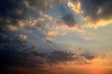 Bulutlu güzel gün batımı gökyüzü. Soyut gökyüzü.