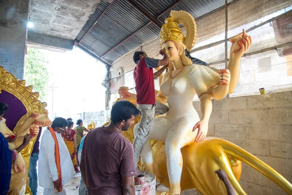Amravati, Maharashtra, Indie - 1 października 2018: Niezidentyfikowany artysta wykonujący i wykańczający rzeźby bogini Durgi. Immunitety stworzone są na hinduski festiwal Dasara & Navratri — Zdjęcie stockowe