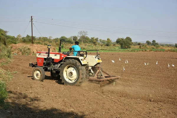 AMRAVATI, MAHARASHTRA, INDIA - 03 FEB 2017: Agricultor no identificado en tractor preparando tierra para siembra con sembradora . —  Fotos de Stock