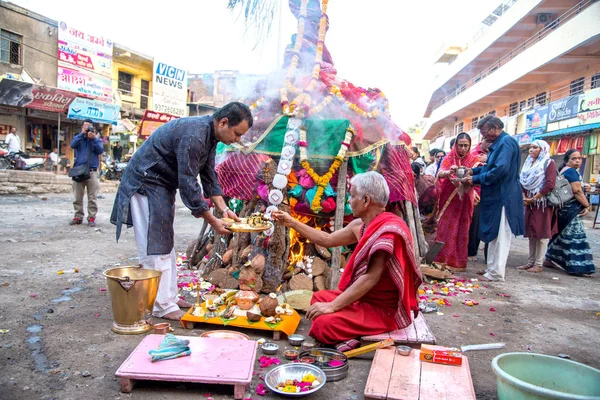 Amravati, Maharashtra, Indie, marzec - 1, 2018: niezidentyfikowani ludzie świętują Holika Dahan czcząc drewniane kłody lub kokosy. znany również jako festiwal kolorów Holi lub festiwal dzielenia się — Zdjęcie stockowe