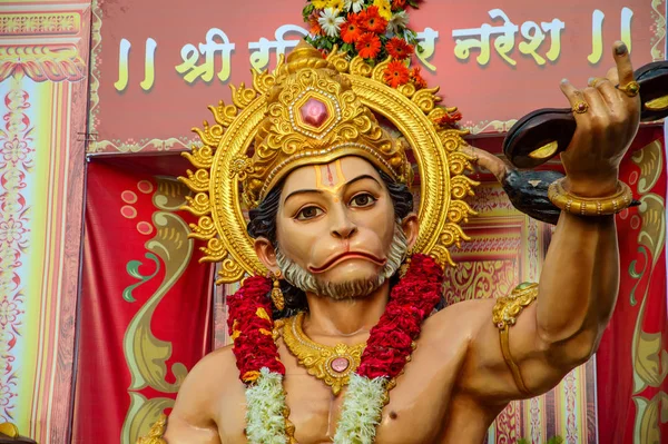 AMRAVATI, MAHARASHTRA, INDIA - 27 DE SEPTIEMBRE DE 2018: Multitud de personas no identificadas golpeando tambores tradicionales frente al ídolo de hanuman durante la procesión de inmersión Ganesh. Ganesh Chaturthi festival . — Foto de Stock