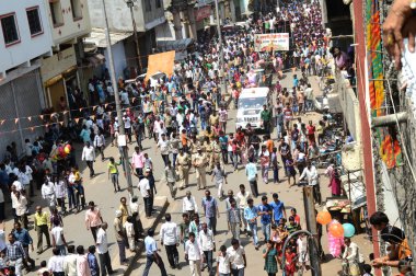 Nagpur, Maharashtra, Hindistan - 6 Eylül 2013: Marbat festivalini kutlayan kimliği belirsiz kalabalık şehri kötü ruhlardan korumak için. Sahnedeki kötü güçlerin heykelleri.