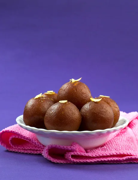 Gulab jamun, indisches Dessert mit Pistazien in weißer Schüssel mit Serviette — Stockfoto