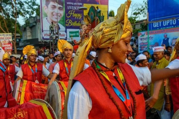 Amravati, Maharashtra, Indie - 27 września 2018: Tłum niezidentyfikowanych ludzi niosących hinduskiego Boga Ganeshę na zanurzenie w perkusji i muzyce na zbiornikach wodnych podczas festiwalu Ganesha. Doroczny festiwal. — Zdjęcie stockowe