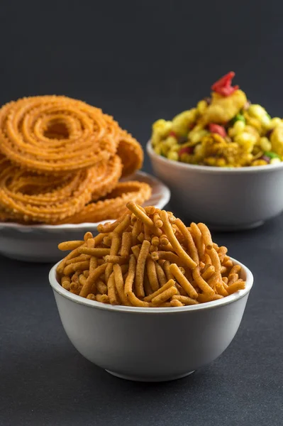 Snack indio: Chakli, chakali o Murukku y Besan (harina de gramo) Sev y chivada o chiwada. Diwali Food —  Fotos de Stock