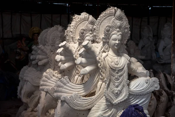 Индуистская богиня Дурга. Богиня Дурга Идолы в мастерской художника для фестиваля Дурга . — стоковое фото